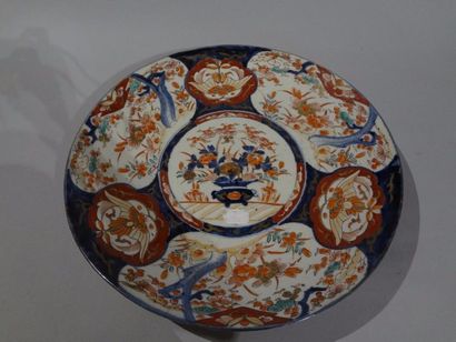 null Plat en porcelaine à décor imari, 

Chine, XIXe siècle, 

Diam.: 45 cm