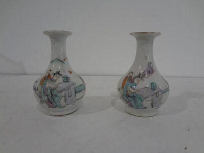 null Deux petits vases de forme balustre en porcelaine à décor polychrome de personnage,...