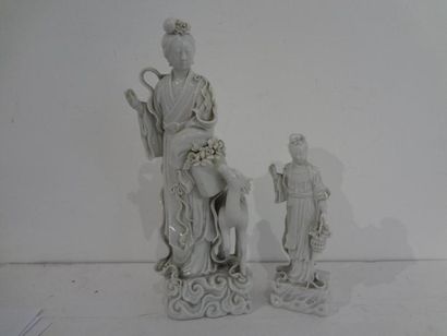 null Deux Quan-Nin en porcelaine blanche, 

Chine travail moderne. Une grande et...
