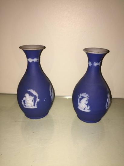 null WEDGWOOD - Paire de petits vases à fond bleu nuit et décor au blanc fixe

travail...