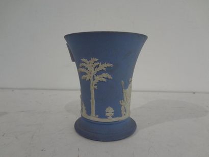 null WEDGWOOD - Vase cornet en porcelaine à fond bleu nuit et décor au blanc fixe

travail...