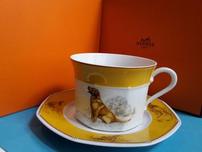null HERMES - Tasse à thé et sa soucoupe en porcelaine modèle "Chien courant et chiens...
