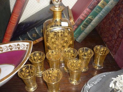 null DELVAUX - Carafe et huit verres à décor vegetal doré