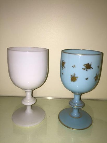 null Deux gobelet en verre opalin, l'un blanc, l'aurtre turquoise et or, XIXe si...
