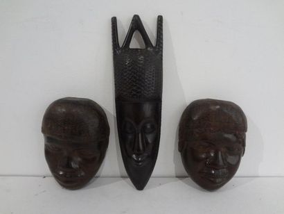 null Trois masques d'applique en bois, souvenir de voyage 

Travail africain mod...