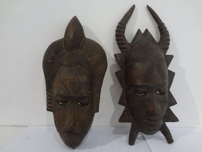 null Deux masques en bois, souvenir de voyage 

Travail africain moderne