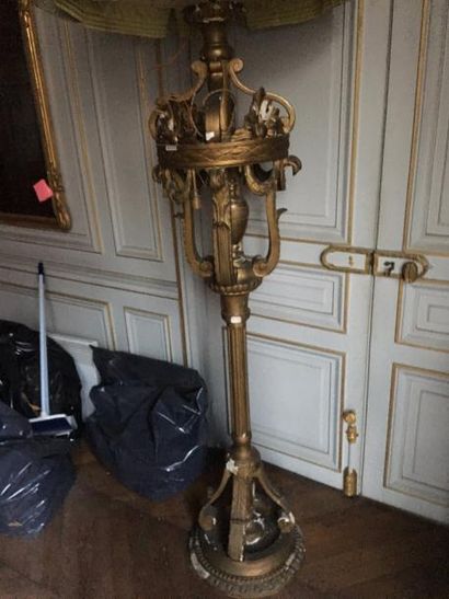 null LAMPE DE PARQUET à couronne fermée en bois stuqué doré, H.: 170 cm (acciden...