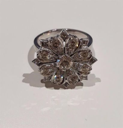 null BAGUE « fleur » en or gris (750 millièmes) finement ajouré serti de diamants...