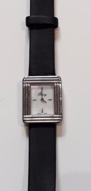 null POIRAY

BRACELET MONTRE carrée en acier, modèle « Ma mini ». Lunette godronnée....