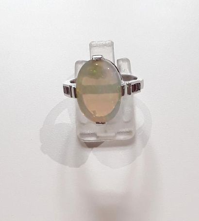 null BAGUE en or gris (750 millièmes) serti d’une opale cabochon de forme ovale entouré...