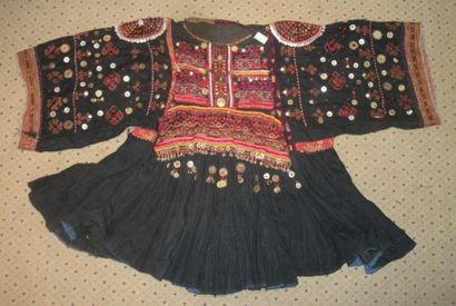 null Robe Swat, Indus- Kohistan, toile noire brodée en camaïeu de soie rouge de motifs...