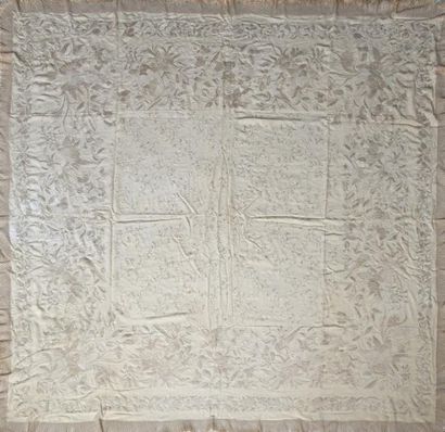 null Châle dit « de Manille », Chine, vers 1900, twill blanc, décor brodé crème branches...