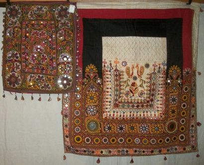 null Deux sacs Kutch, Rajahstan, Inde, toile crème, noire et rouge brodée au point...
