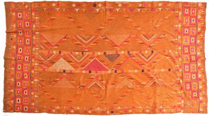 null Pulkari, Pakistan, toile safran brodée en rouge, orange et crème de motifs géométriques...