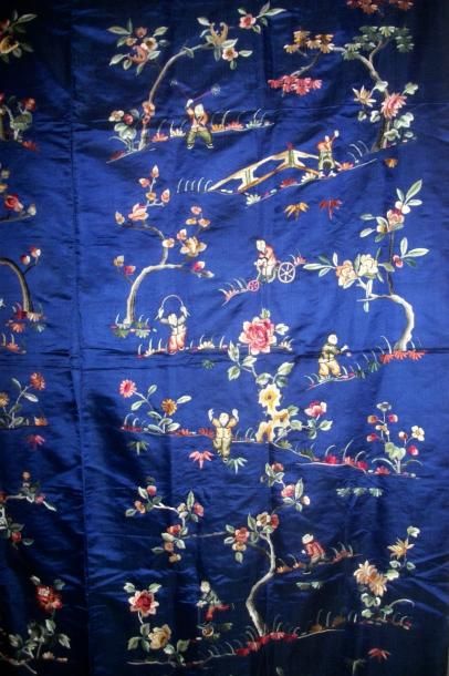 null Laize de satin bleu, Chine, décor brodé polychrome d’enfants joueurs dans des...