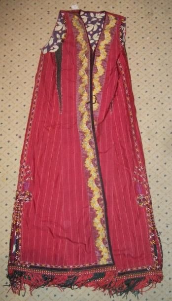 null Manteau sans manche, Turkménistan, toile rouge rayée brodée sur les cotés, bordé...