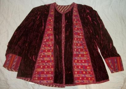 null Veste, Turkménistan, velours cramoisi, orné de bandes de toile rouge brodées...