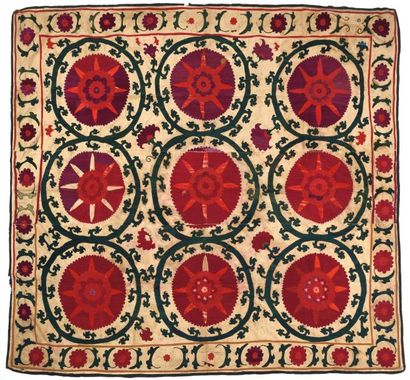 null Broderie Susani, Ouzbékistan, début XXème siècle, coton brodé rouge, vert et...