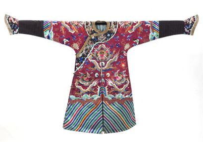 null Ji Fu ou robe dragon, Chine, début XXème siècle, taffetas rouge brique, brodé...