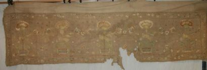 null Bandeau Indo Portugais, Chine, Macao, XVIIIème siècle, toile brodée en soie...