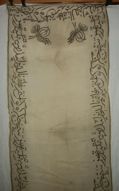 null Voile, Turquie, 1900, gaze blanche brodée en fil d’or d’écritures islamiques...