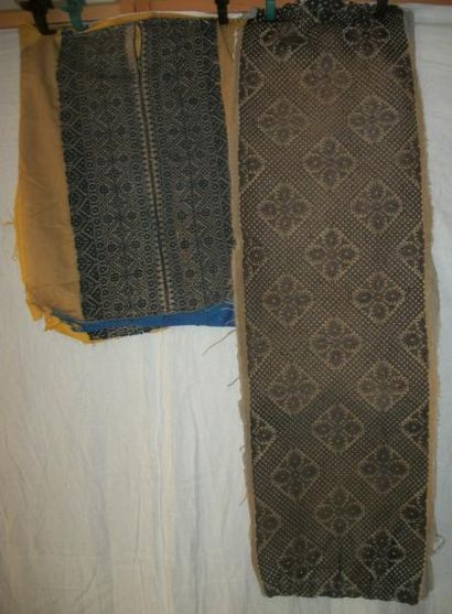 null Deux broderies, Maroc, Meknès, XIXème siècle, coton brodé en soie bleue au point...