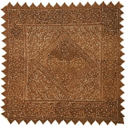 null Napperon ou Guelsa, Maroc, Fès, toile brodée tabac d’un motif

losangique dans...