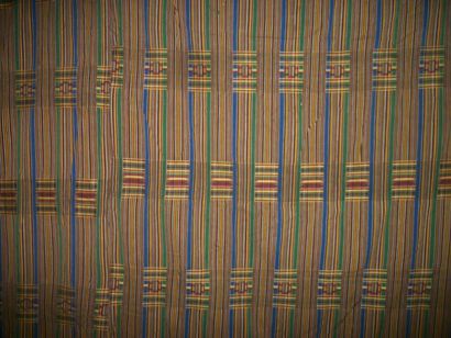 null Grande tenture Kente, Ashanti, Ghana, deux lés cousus, bandes rayées bleu, jaune,...