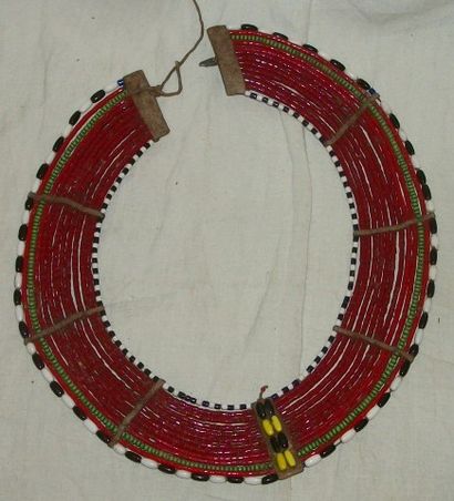null Collier Masaï, Kenya, perlé de verre, rouge, blanc et noir.