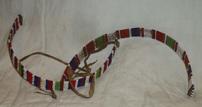 null Paire de petits colliers Masaï, Kenya, perlé de verre, bleu, blanc, rouge et...