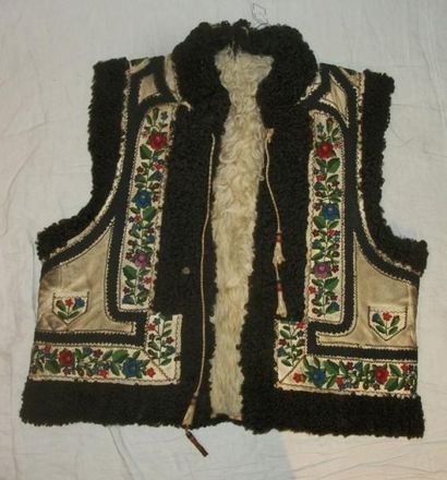 null Gilet Kojock, Roumanie, Bucovine, peau lainée brodée en laine polychrome et...