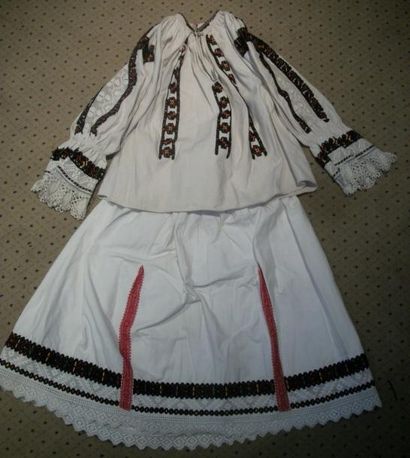 null Jupe et chemise Maramurech, Roumanie, jupe en coton blanc brodée de motifs géométrique...