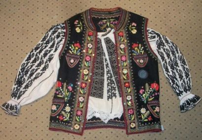 null Gilet et chamise Banat, Roumanie, chemise en lin brodé noir. Gilet en feutre...