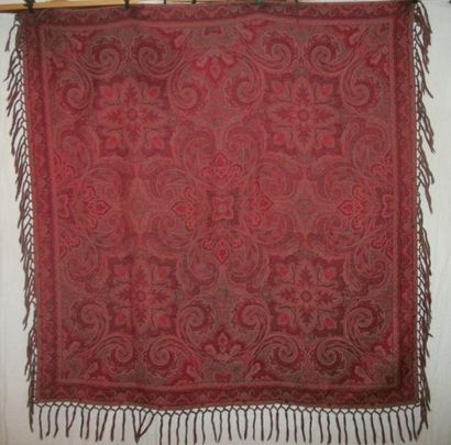 null Châle carré, Autriche Hongrie, circa 1900, fond rouge, décor cachemire d’un...