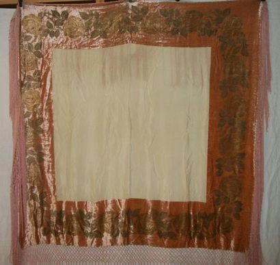 null Châle, circa 1910, twill crème, bordé de velours rose « à la Dufy » imprimé...