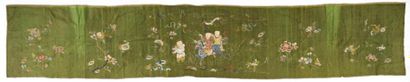 null Bandeau, Chine, dynastie Qing, XVIIIème siècle, fond satin vert, décor brodé...