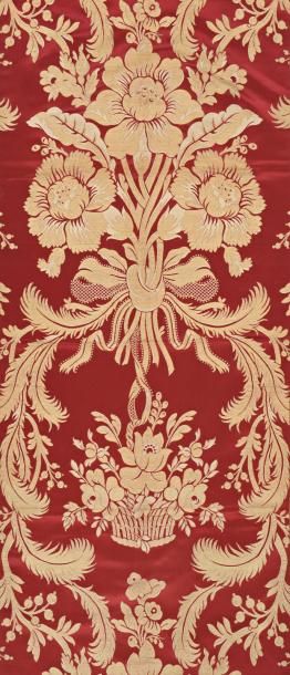 null Lampas, style Louis XVI, fond satin rouge, décor crème effet argent d’un panier...