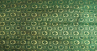 null Quatre rideaux et deux lambrequins en brocatelle verte et or, XIXème siècle,...