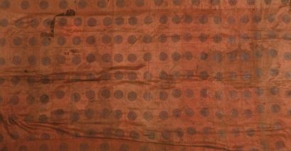 null Kesa à bandes ou manteau de moine, Japon, vers 1800, satin mandarine broché...