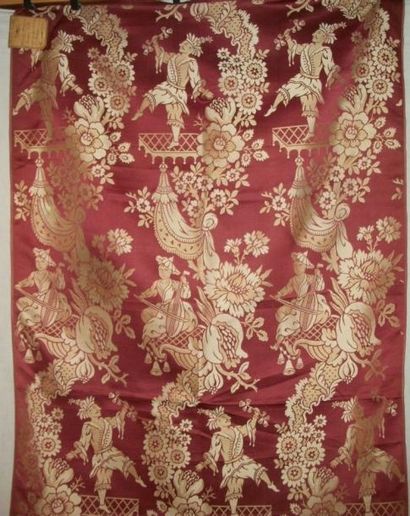 null Lampas, style du XVIIIème siècle, fond satin rouge, décor crème de chinois musiciens...