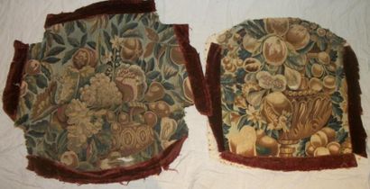 null Deux panneaux en tapisserie, laine et soie, XVIIème siècle, fond bleu, décor...
