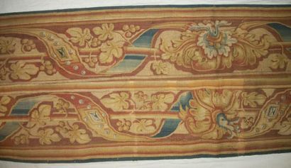 null Paire de bandeaux en tapisserie, XIXème siècle, fond jaune, décor de guirlandes...