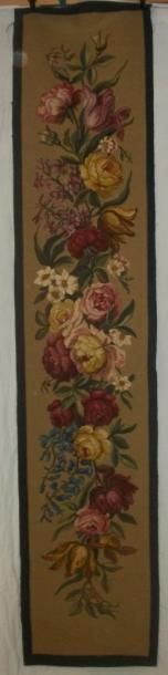 null Bandeau en tapisserie, laine et soie, Aubusson, circa 1900, fond tabac, décor...