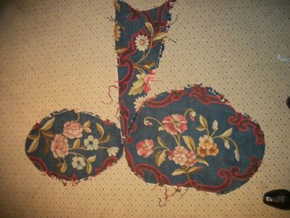 null Fragments de tapisserie, Aubusson, XIXème siècle, fond bleu décor de gerbes...