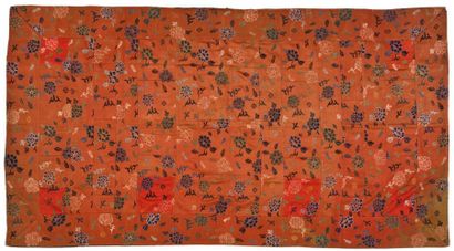 null Kesa à bandes ou manteau de moine, Japon, vers 1800, fond satin rouge, décor...