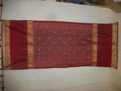 null Sarong, Indonésie, taffetas ikat, fond rouge décor polychrome de fleurs entre...