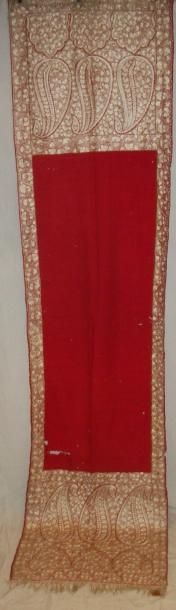 null Étole, Inde, XIXème siècle, drap de laine rouge brodé cachemire en soie crème...