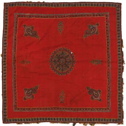 null Châle carré, Inde ou Perse, XIXème siècle, drap de laine rouge, décor brodé...
