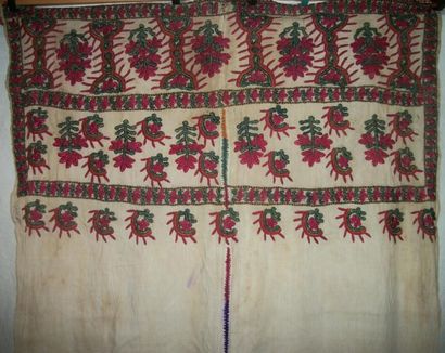 null Longue étole Kutch, Inde, coton blanc, brodé aux extrémités de fleurs (taches).

...