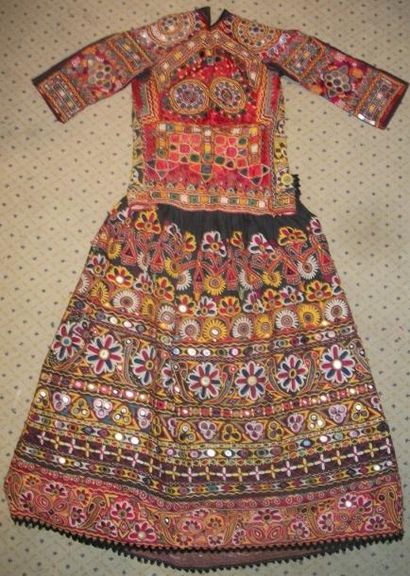 null Jupe et caraco Kutch, Inde, Rajahstan, Caraco en satin rouge et toile noire...